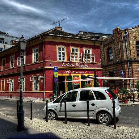Santico Art Hotel And Hostel Budapest Esterno foto