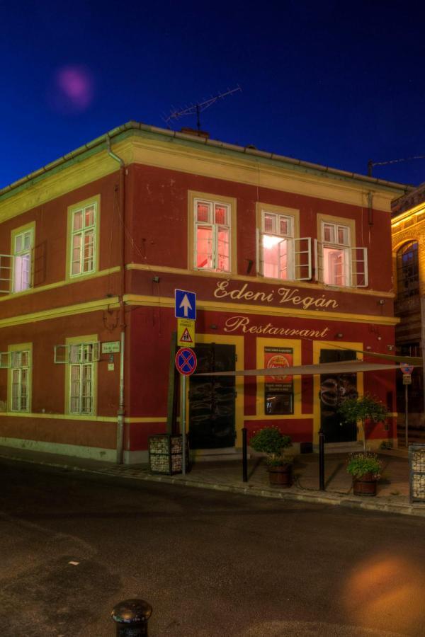Santico Art Hotel And Hostel Budapest Esterno foto
