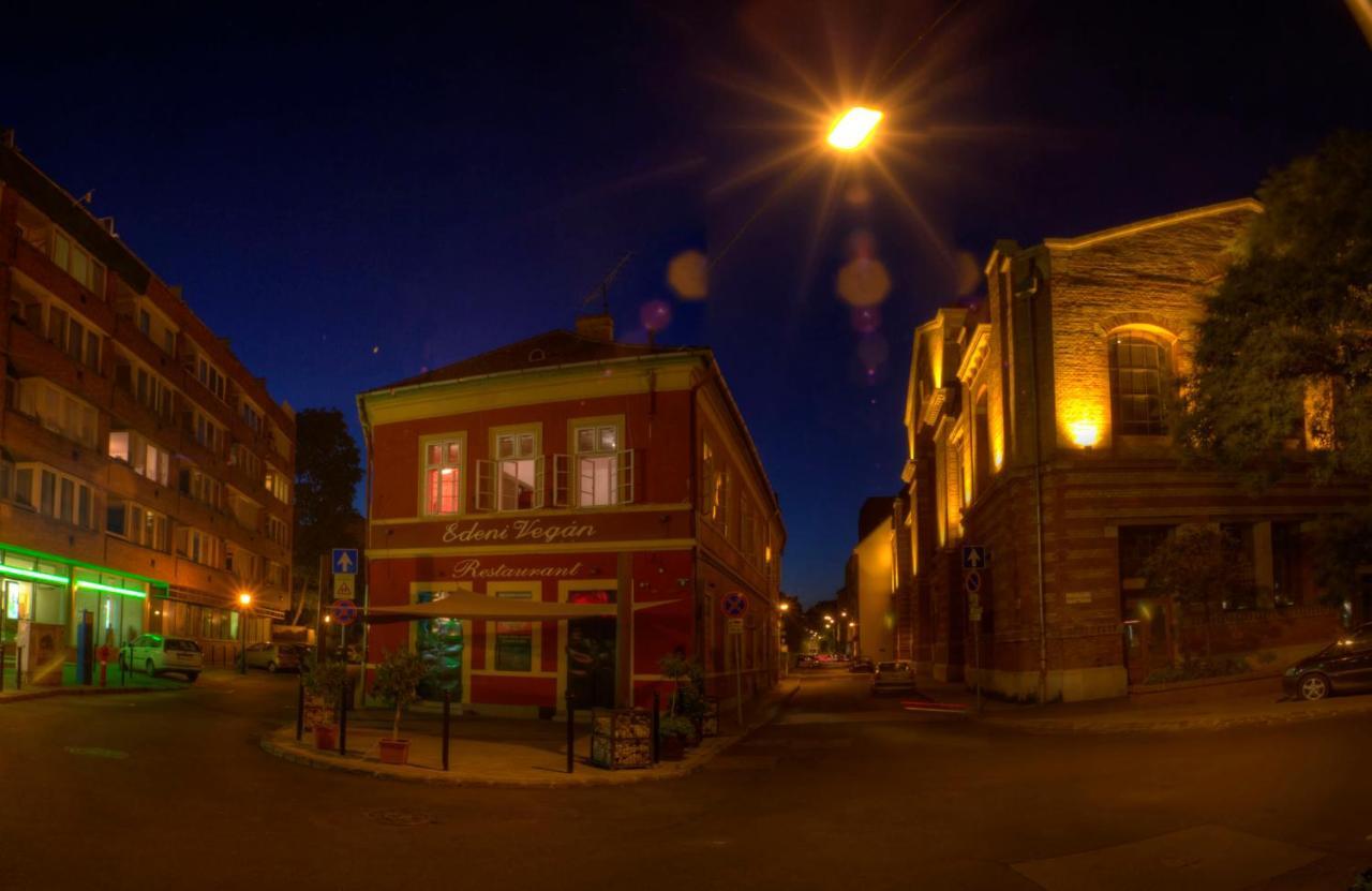 Santico Art Hotel And Hostel Budapest Esterno foto